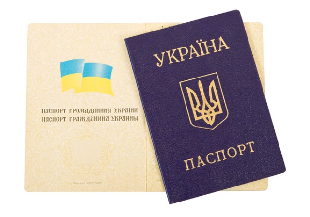 Порошенко решил заменить в украинских паспортах русский язык на английский